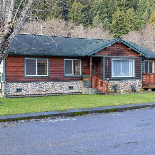 Elk Meadow Cabins 19A Johnny Redwood Suite，位于Orick的酒店