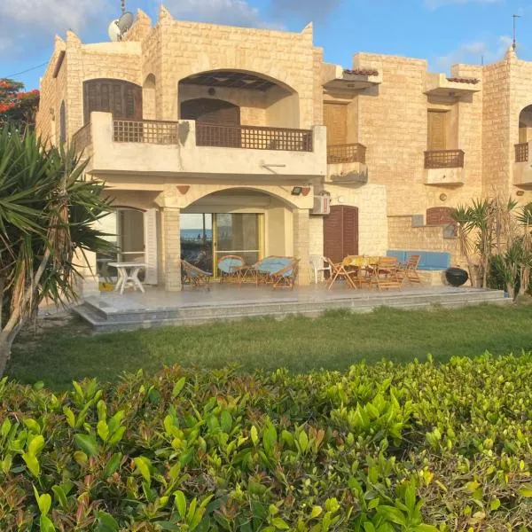 Chalet Marina Alamein first row sea view 3 bedroom-North Coast，位于Al Qaşabah ash Sharqīyah的酒店