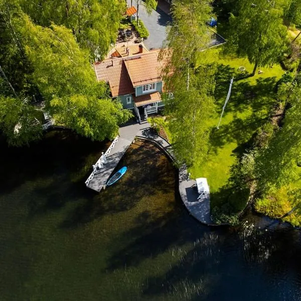 Villa Kesätie - Lakeside Paradise，位于Nurmijärvi的酒店