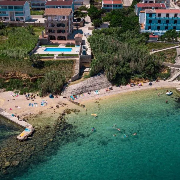 Pool and Beachfront Apartment Ena - Perfect Family Escape，位于帕格的酒店