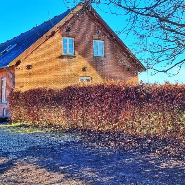 Quiet and cozy apartment close to nature in villa.，位于Grundfør的酒店