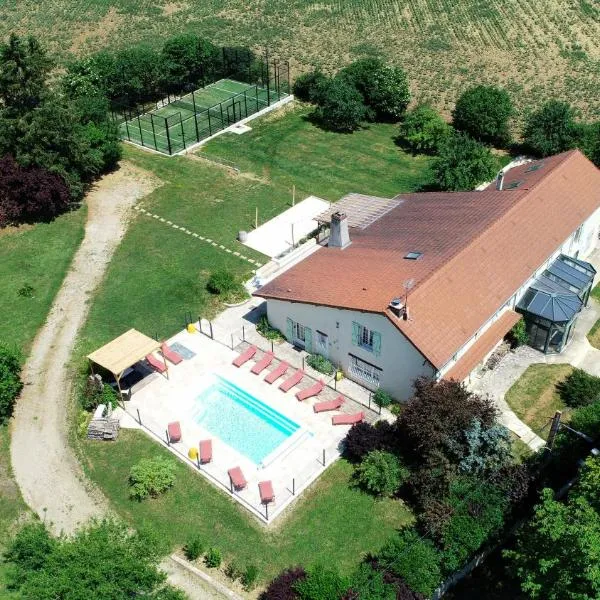 Maison Héléna by hellofriends, au vert, piscine, padel，位于Lain的酒店