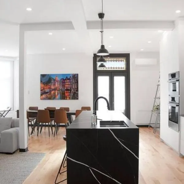 Upscale 3-Bedroom Entire Unit in the Trendy Plateau Mont-Royal featuring A Magazine-Worthy Kitchen & Opulent Living Spaces - Apt 1，位于蒙特利尔的酒店