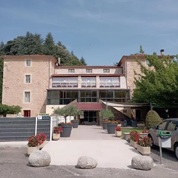 Logis Hotel Restaurant Mas de la Prairie，位于Saint-Laurent-le-Minier的酒店