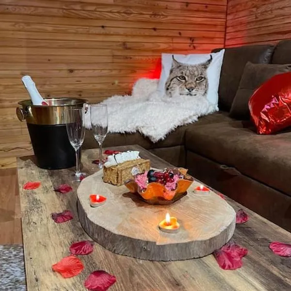 Romantique chalet avec sauna et jacuzzi extérieur，位于Arthon的酒店