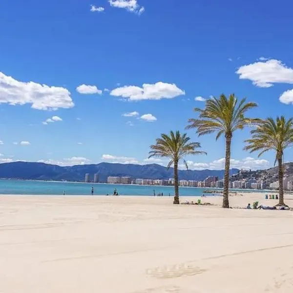 NUEVO, a 50 metros de la playa y con vistas al mar，位于库列拉的酒店