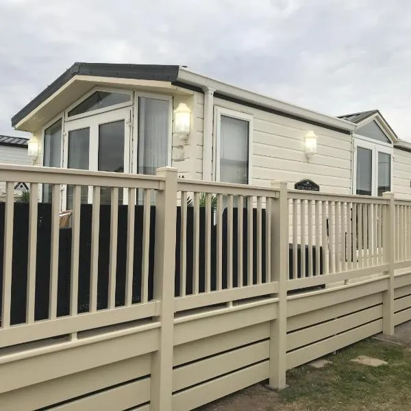 Hot Tub Accommodation North Wales Caravan，位于拉尔的酒店