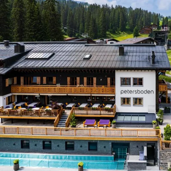 Hotel Petersboden，位于Langen am Arlberg的酒店