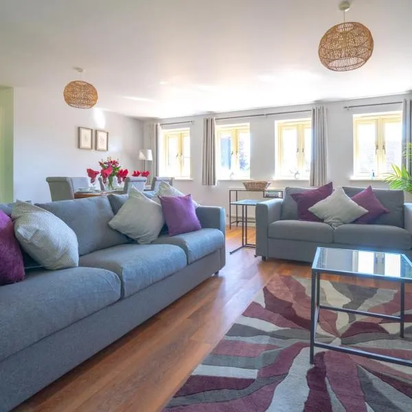 Pass the Keys The Stables Stylish cottage with hot tub and parking，位于奇平卡姆登的酒店
