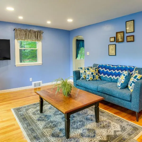 Dog-Friendly Fitchburg Vacation Rental, Hike and Ski，位于菲奇堡的酒店