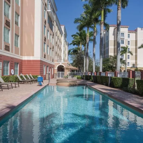 劳德代尔堡米拉马尔希尔顿恒庭旅馆&套房酒店，位于迈阿密花园的酒店