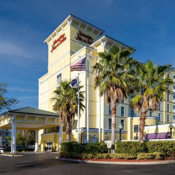 Hampton Inn & Suites Jacksonville Deerwood Park，位于Carriage Club of Jacksonville Heliport的酒店