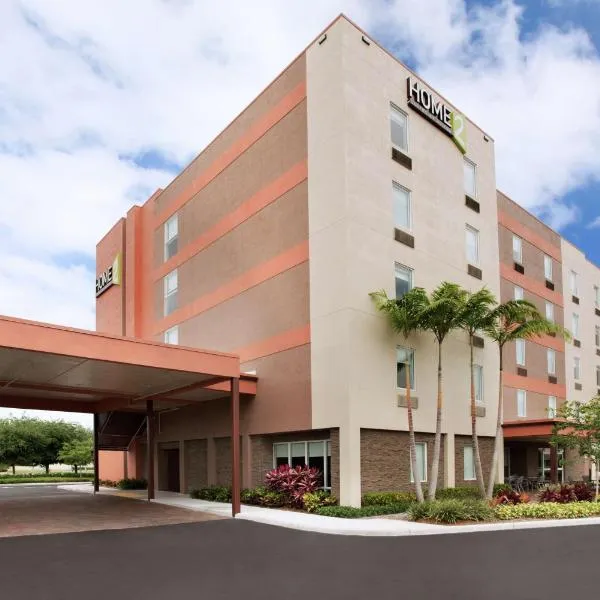 佛罗里达城希尔顿欣庭套房酒店，位于Naranja的酒店
