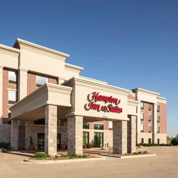 格拉夫顿套房&汉普顿酒店，位于Cedarburg的酒店