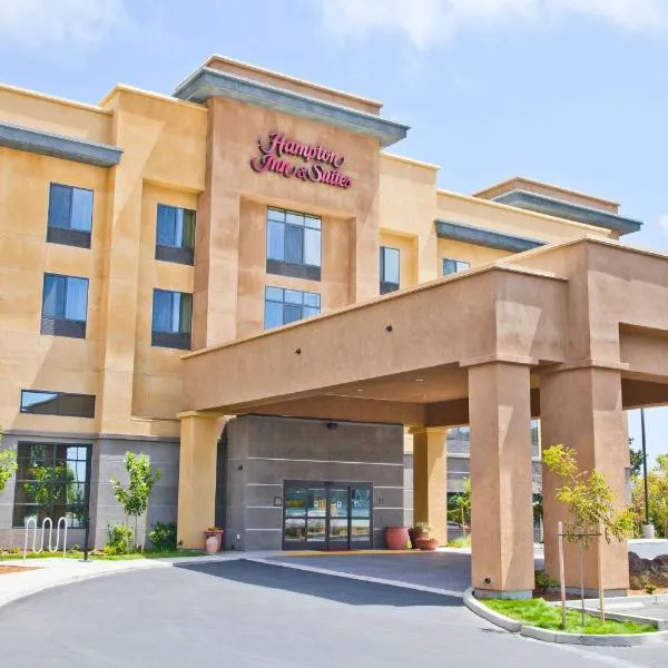 萨利纳斯汉普顿旅馆及套房酒店，位于萨利纳斯的酒店