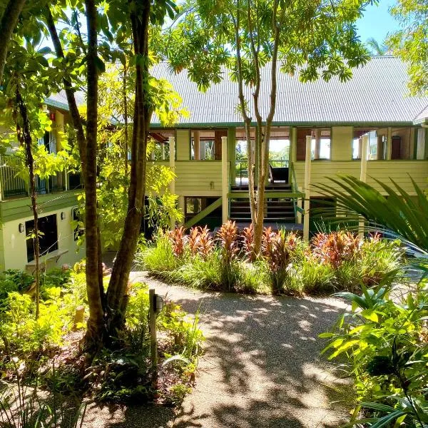 Jackaroo Treehouse Rainforest Retreat，位于Mena Creek的酒店