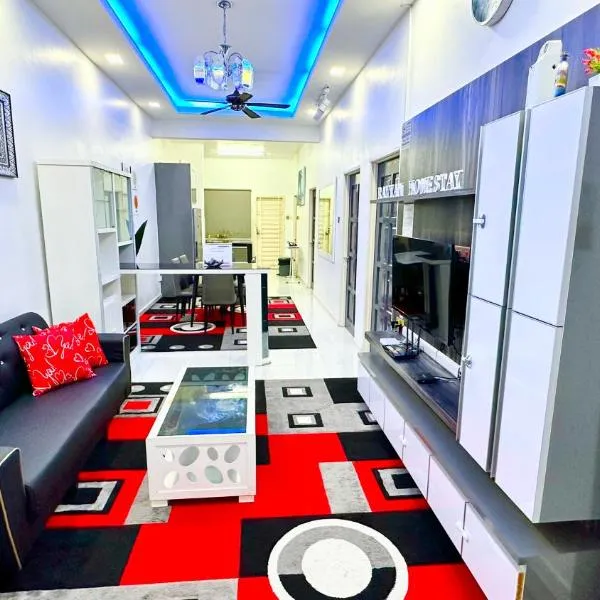 Landed Rayyan Homestay Gong Badak Kuala Nerus Free Wifi Full Aircond，位于Kampong Pengkalan Maras的酒店
