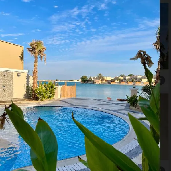 شاليه فخم مع مسبح وبحر خاص بالخبر，位于半月湾的酒店