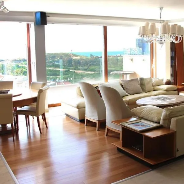 Luxury Breathtaking Seafront Penthouse Duplex，位于里雄莱锡安的酒店