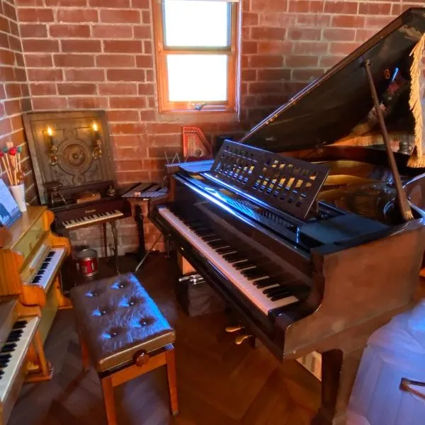 猫とピアノと星空のリゾートブティックコテージ -Starry Forest Cottage Okinawa-，位于恩纳的酒店