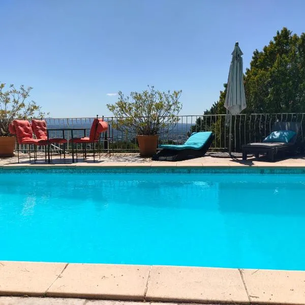 T2 de la Bastide Rouge vue exceptionnelle (180°) sur Aix domaine privé T2 indépendant de 37 m2 avec terrasse exposée plein sud Piscine 10 X 5，位于普罗旺斯艾克斯的酒店