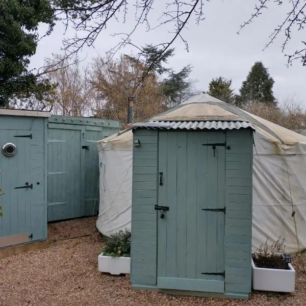 South Wales Yurt-Cosy, log burner & private garden，位于Undy的酒店