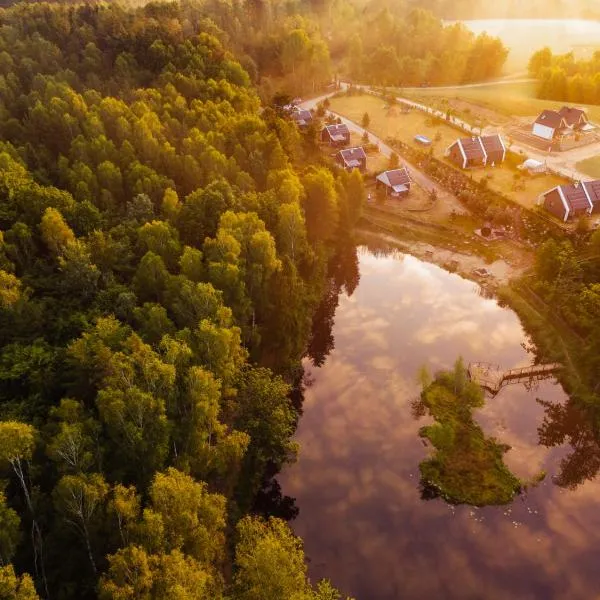 Osada Skoczkowo komfortowe domki z prywatnymi wannami hot-tub nad jeziorem- sauna- balia- prywatny staw wędkarski，位于Podiazy的酒店