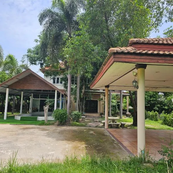 Pool Villa Armthong Home，位于Ban Na的酒店