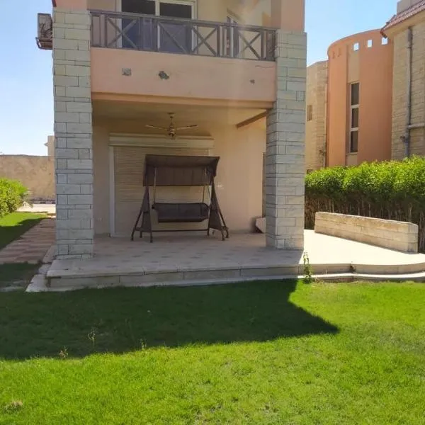 4 bedroom Villa with private terrace, pool, and garden，位于Dawwār ‘Abd al ‘Aţī Abū ‘Ajūz的酒店
