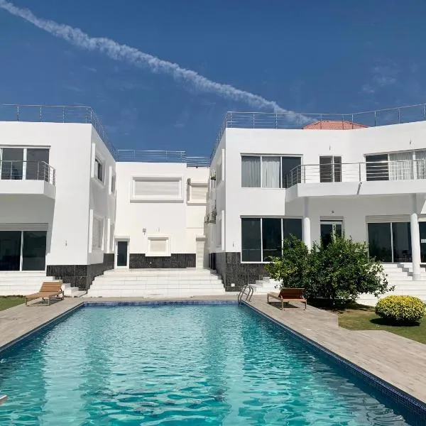 Appartement Luxueux En Résidence vu sur mer à 50 mètres de la plage，位于Sali Tap的酒店