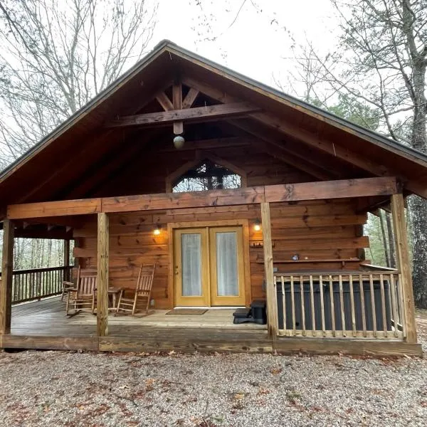 Romantic Laurel Wood Home with Private Hot Tub，位于Tellico Plains的酒店