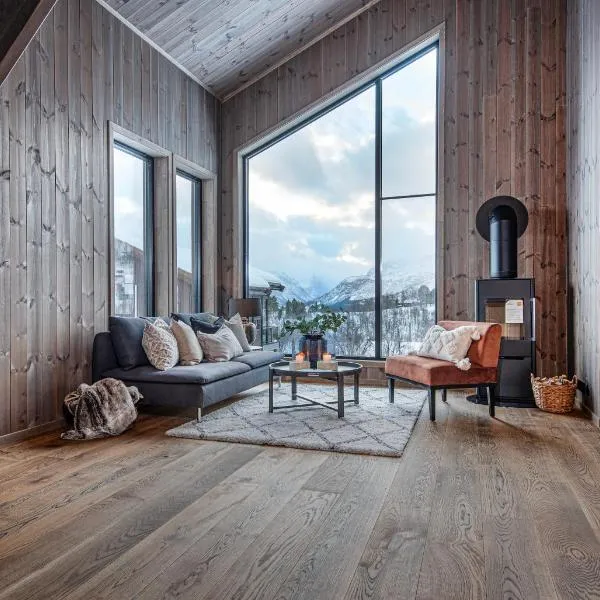 Premium Penthouse near Strandafjellet Ski Resort & Geiranger - Panoramic Mountain Views & Sauna，位于斯特兰达的酒店