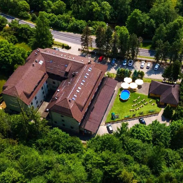 Hotel Vestina，位于Jasnowice的酒店