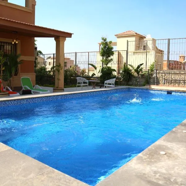 Royal Mansion with private pool in sheikh zayed Compound families，位于十月六日城的酒店