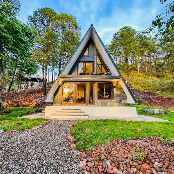 Tiny Pines A-Frame Cabin, Domes and Luxury Glamping Site，位于El Rodeo的酒店