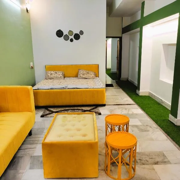 Yellow Homestay - Modern 2BHK AC stay，位于贾巴尔普尔的酒店