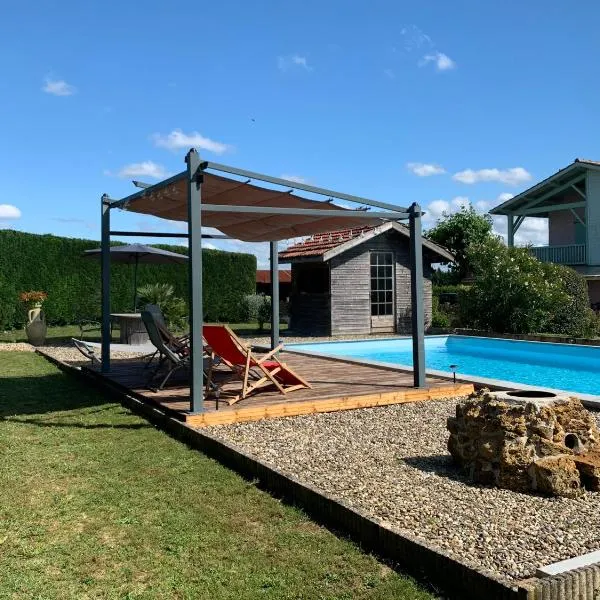 Gîte ferme équestre avec piscine，位于Castex的酒店