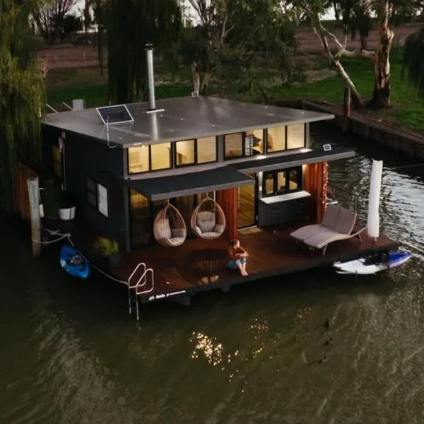 Ark-imedes - Unique float home on the Murray River，位于White Sands的酒店