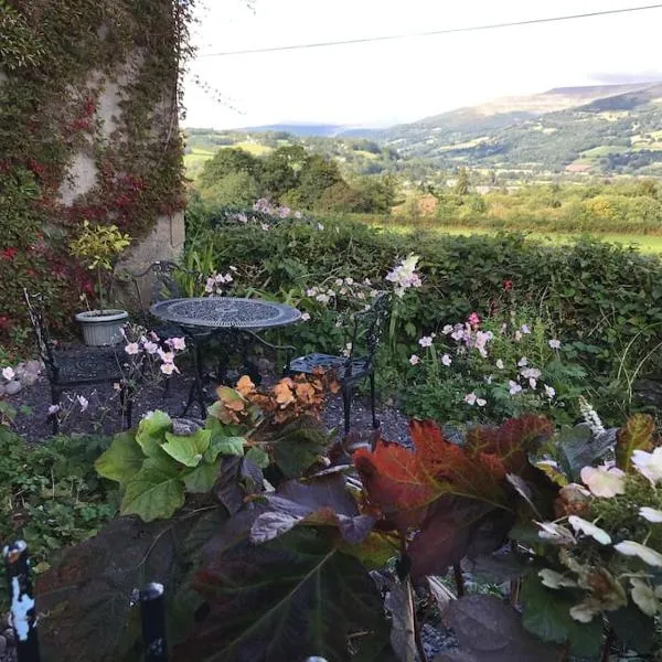 Large Former Farmhouse, Crickhowell，位于克里克豪厄尔的酒店