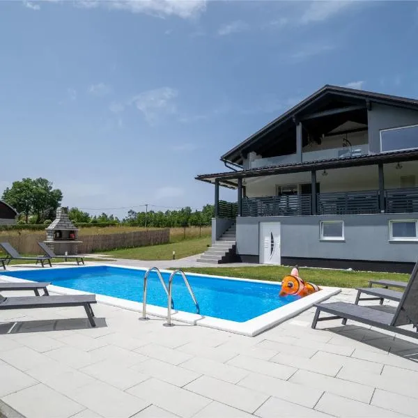 Plum house - villa with pool,位于戈斯皮奇的酒店