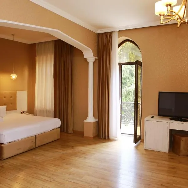 Deluxe Hotel Ganja，位于Azad的酒店