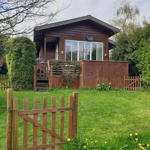 Luxury Peak District lodge, hot tub, log burner, nr lake，位于Rudyard的酒店