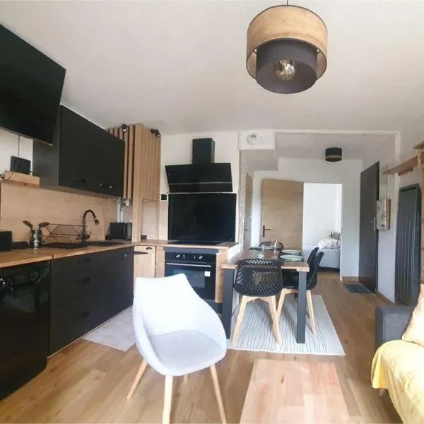 Appartement rez de jardin proche du centre ville de sarzeau，位于萨尔佐的酒店