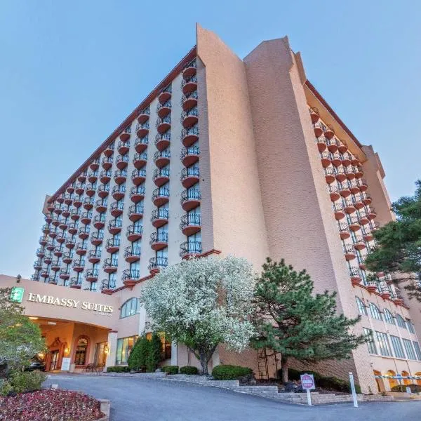 Embassy Suites by Hilton Kansas City Plaza，位于Prairie Village的酒店