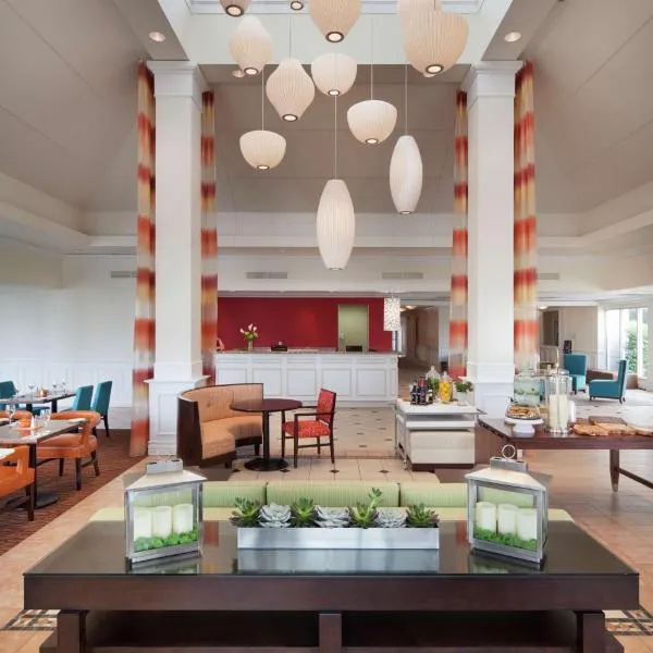 蒙特利尔机场希尔顿花园酒店，位于多瓦尔的酒店