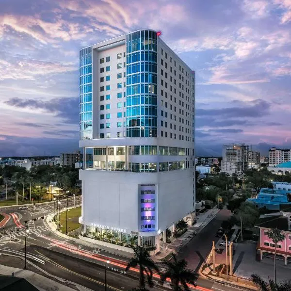Embassy Suites By Hilton Sarasota，位于梅多斯的酒店
