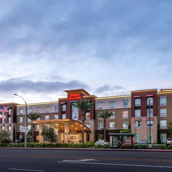 Hampton Inn & Suites Buena Park，位于博伟公园的酒店