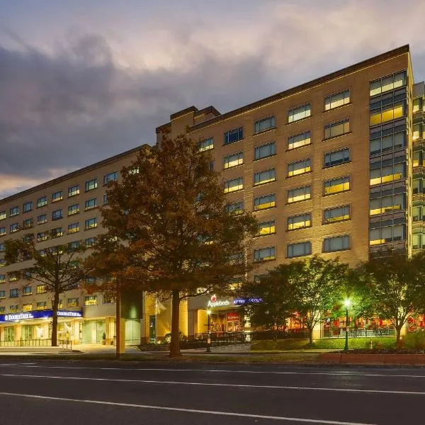 DoubleTree by Hilton St. Louis Forest Park，位于圣路易斯的酒店