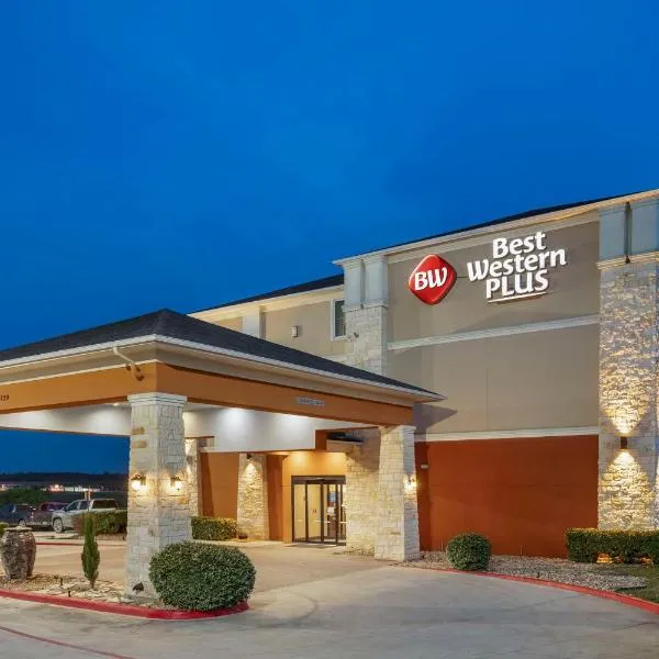Best Western Plus Longhorn Inn & Suites，位于Gonzales的酒店