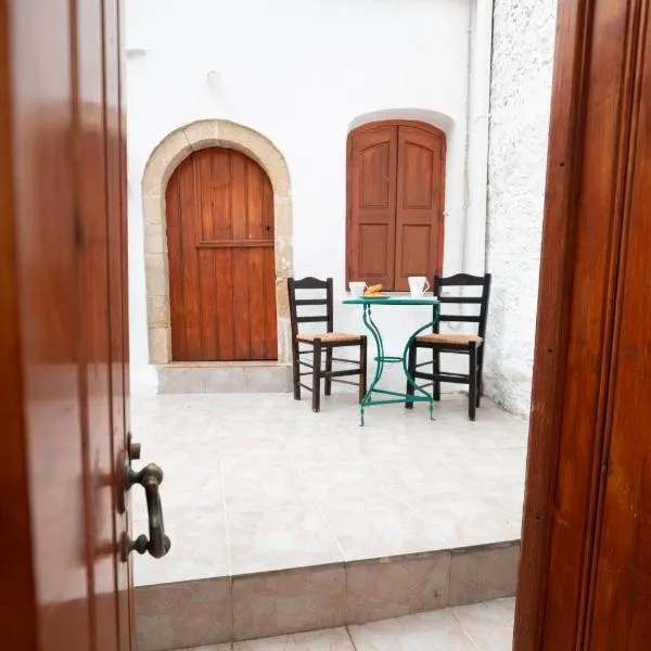 MinoaHouse 1 bedroom,3 guests,bath tub & patio，位于Sfáka的酒店